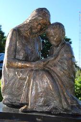Photo of Mother and Child sculpture by Karen Crain
